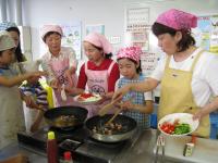 写真：フライパンで調理する子ども