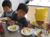 写真：料理教室で作った料理を食べる子ども