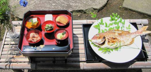 写真：お食い初め（祝膳）と尾頭付き鯛