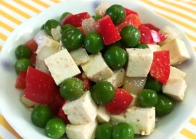 写真：グリーンピースと堅豆腐のサラダ