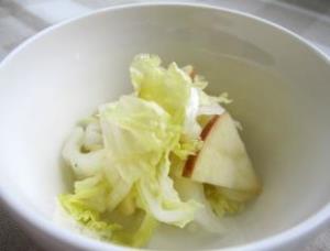 写真：白菜とりんごのサラダ