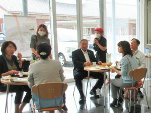 写真：山田憲昭市長がランチに訪れた様子