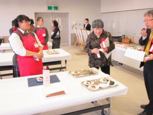 写真：実食審査の様子2