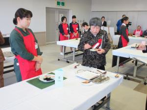 写真：実食審査の様子1