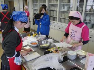 写真：白山市食生活改善推進協議会の皆さんがサポートスタッフとして協力して下さる様子