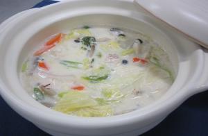 写真：酒かす入り小鯛と白菜のあったかクリーム鍋