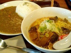 写真：カレーとラーメン