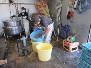 写真:釜ゆでの作業の様子1