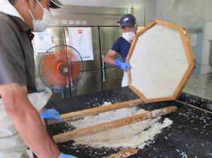 写真:釜ゆでの作業の様子2
