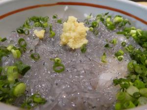 写真：生しらす丼