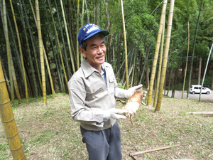 写真：たけのこを持つ藤田さん