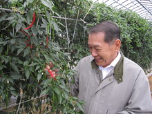 写真:剣崎なんばを見つめる下村会長