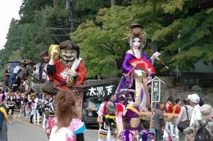 写真:人形と祭りに集う人々