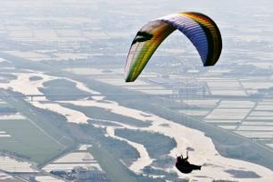 写真:空を飛ぶパラグライダー