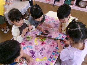 カタツムリと遊んでいる場面