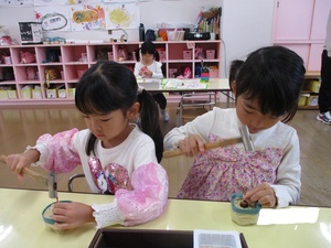 どんぐりコマ作りをしている様子