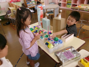 かき氷屋さんをして遊んでいる場面