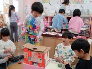 コマ回しをして遊んでいる場面