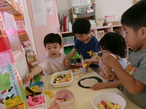 クレープ屋さんごっこをしている様子