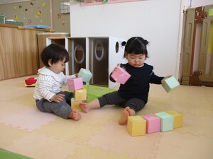 積み木で遊んでいる様子