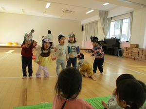 おおかみのお面をつけて遊ぶ様子