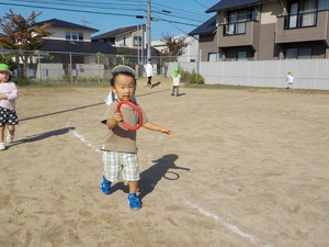 写真:バトンをもってトラックを走る子ども