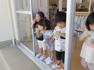 写真：シャボン玉を吹く子ども達