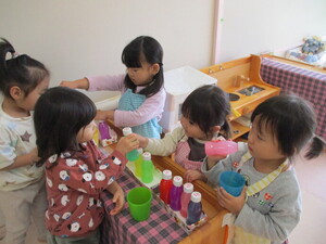 ジュースを渡す様子