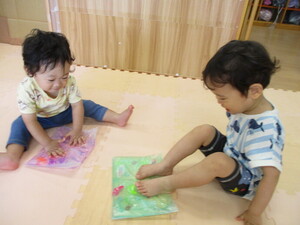 センサリーマットで遊んでいる様子