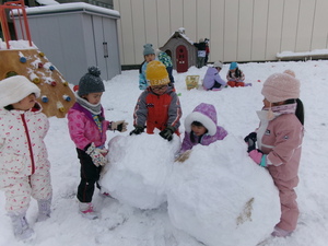 雪だるまを作っているところ