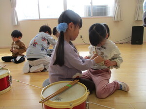 写真:鼓隊の引継ぎをしている写真