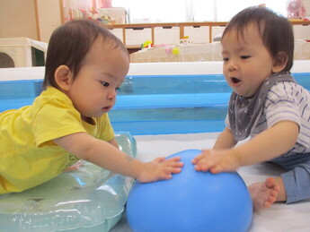 水の入った風船を触っているところ