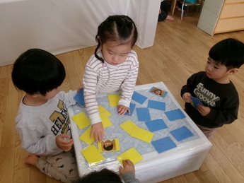 友達と一緒に絵合わせをして遊んでいるところ