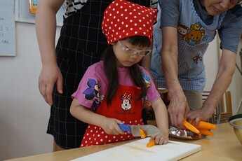 子どもたちがこいのぼりをあげている様子