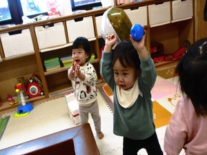 ダンスを踊っている子どもたちの写真