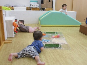3人の子どもが好きな玩具で遊んでいるところ