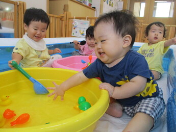 （水遊びをしている様子）