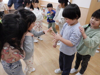 じゃんけん列車している様子