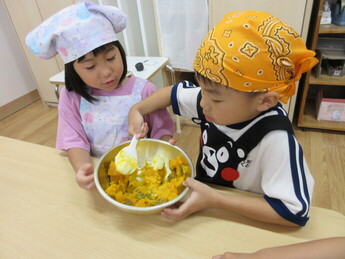 かぼちゃのクリームを混ぜている子どもたちの様子