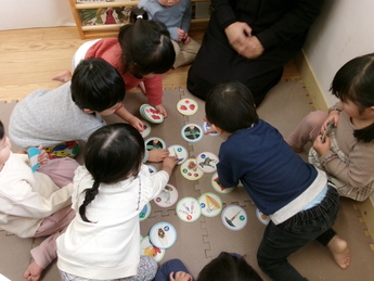 写真：かるた取りをしているところ