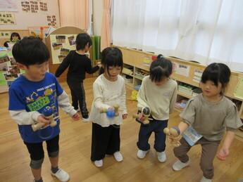 4人でけん玉をしている様子