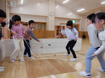 こま回しを楽しむ子ども達