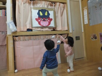 （節分で鬼の的にボールを当てている様子）