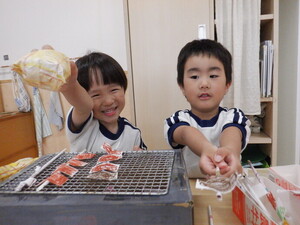 おまつりごっこを楽しむ園児