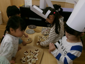 パン屋さんごっこをしている写真