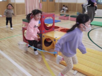 遊戯室で凧あげをしている写真