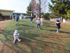 園庭で遊んでいる様子