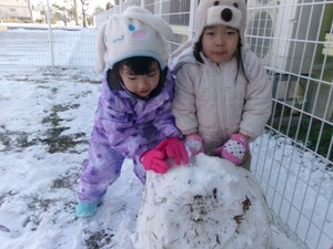 雪玉を転がしている写真