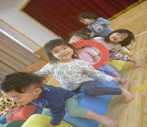 （遊戯室で遊んでいる様子）