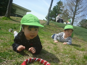 園庭で遊んでいる様子